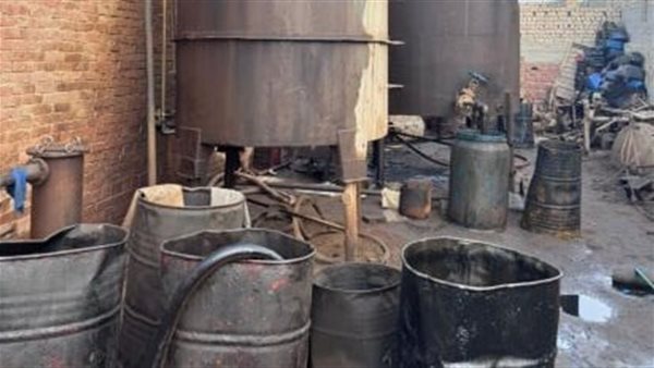 مصنع غير مرخص لإعادة تدوير زيوت السيارات بالجيزة