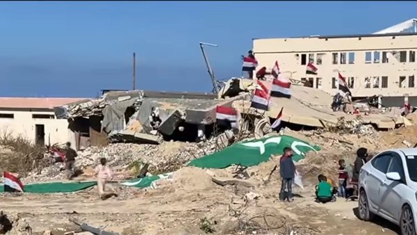 علم مصر يزين شوارع غزة