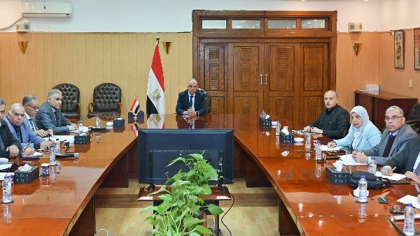 وزير الري يتابع خطة إحلال وصيانة البوابات 