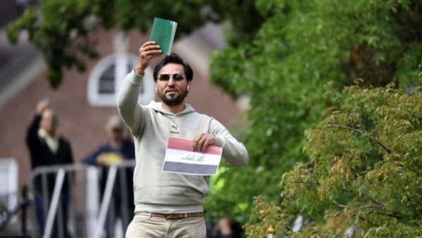 شاهد لحظة قتل اللاجئ العراقي صاحب واقعة حرق المصحف الشريف 