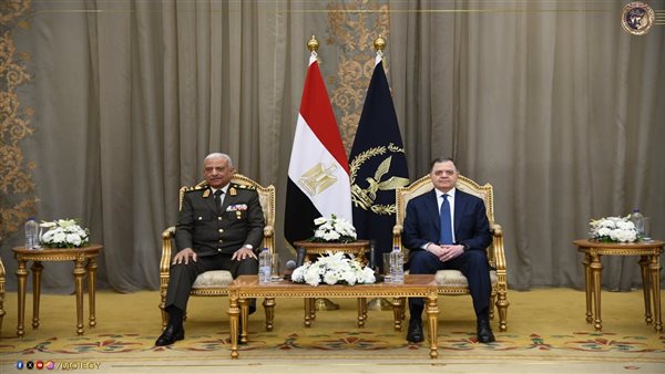 وزير الدفاع يقدم التهنئة لوزير الداخلية بمناسبة عيد الشرطة 