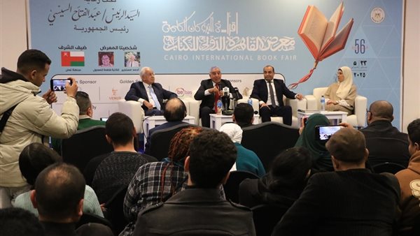 معرض الكتاب يناقش موسوعة "اسأل سلسلة الأهرامات