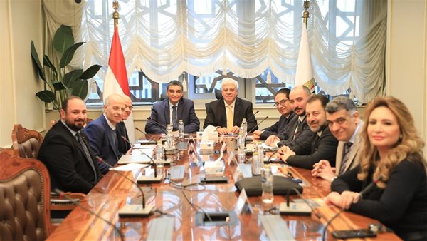 وزير التعليم العالي يناقش توفير احتياجات المستشفيات الجامعية