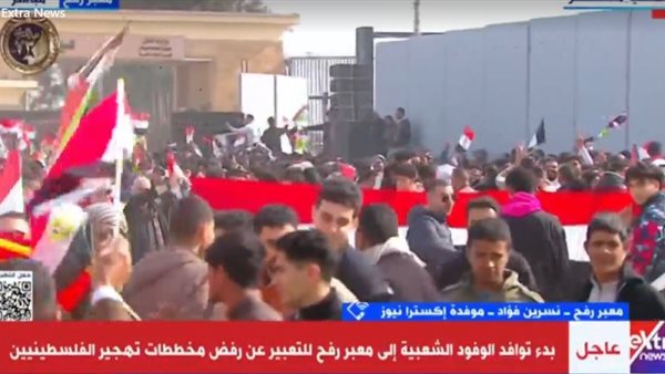الآلاف المصريين يؤدون صلاة الجمعة في معبر رفح بشمال سيناء
