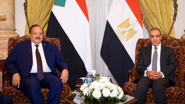 وزير الخارجية يستقبل نظيره السوداني لتعزيز العلاقات الثنائية