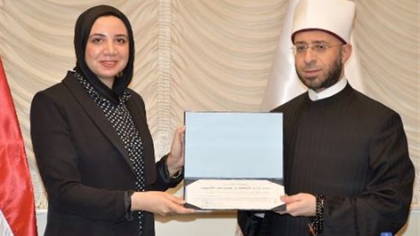 وزير الأوقاف يكرم ياسمين مصطفى