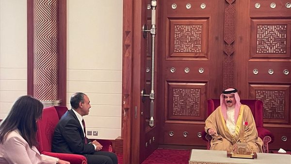 لقاء وزير الخارجية وملك البحرين في المنامة