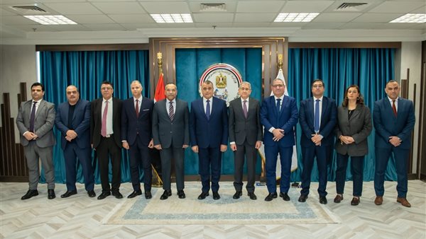 وزير الدولة للإنتاج الحربي يلتقي رؤساء تحرير الصحف اليومية