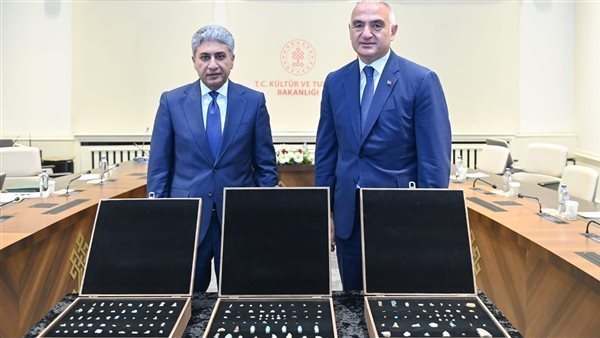 وزير السياحة والآثار يستلم القطع الأثرية