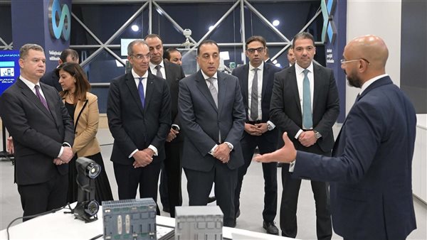  رئيس الوزراء خلال زيارة مدينة المعرفة 