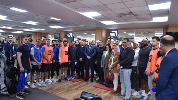 وزير العمل يتفقد اختبارات المرشحين للعمل في الامارات