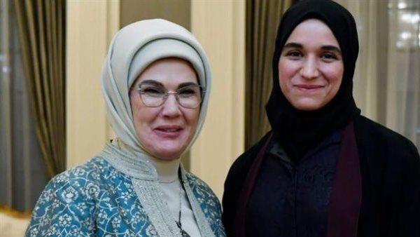 من هي لطيفة الدروبي زوجة أحمد الشرع؟