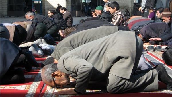 حكم دخول الصلاة والإمام في السجود