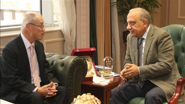 الدكتور محمود عصمت، وزير الكهرباء والسفير الياباني