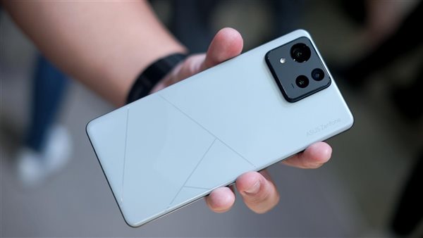 أسوس تكشف رسميًا عن هاتف ZenFone 12 Ultra بمزايا متطورة