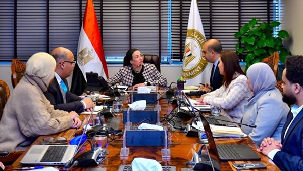 وزيرة البيئة تعقد اجتماعًا لمتابعة تنفيذ استراتيجية الحد 