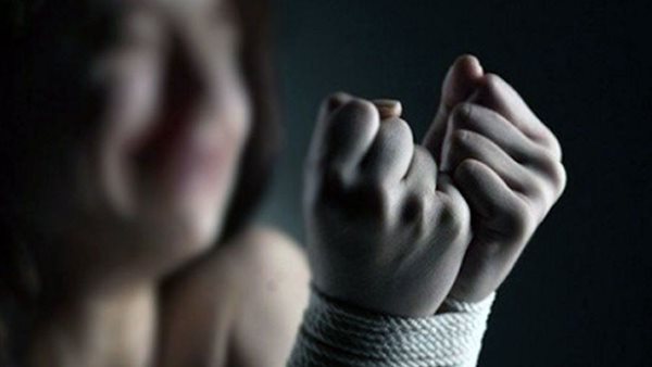 العثور على طفلة مقيدة بالحبال داخل جوال