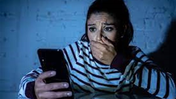 حبس شخص هدد سيدة بصور لها بقنا
