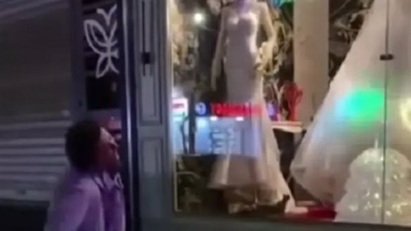 فتاة تغني أمام فستان الزفاف