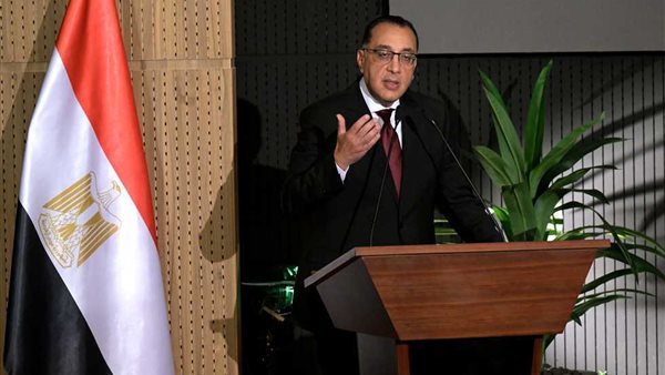 رئيس الوزراء يتفقد حقل ظهر للغاز الطبيعي
