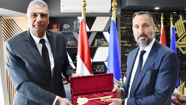 الأمير الأغاخان الخامس ومحافظ أسوان