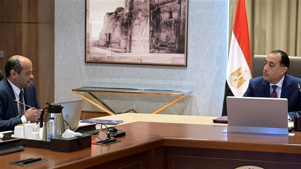 الدكتور مصطفى مدبولي، رئيس الوزراء، مع رئيس البورصة