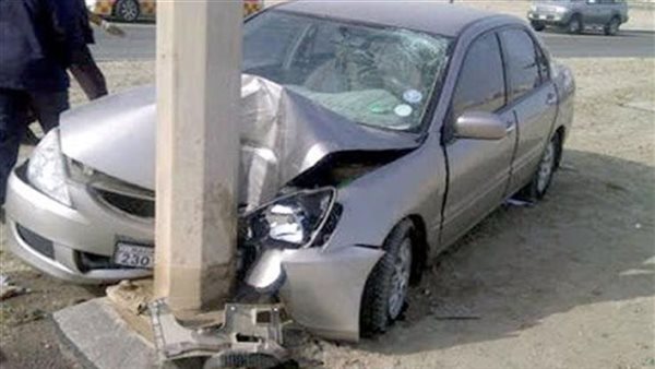حادث اصطدام سيارة ملاكي بعمود كهرباء في أسيوط اليوم
