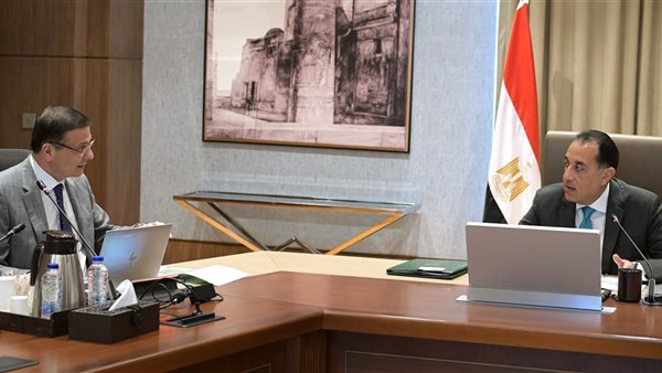 الدكتور مصطفى مدبولي، رئيس الوزراء، مع وزير الزراعة