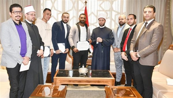 وزير الأوقاف يهدي أبطال حريق فيصل رحلات عمرة