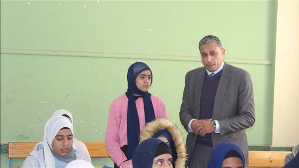 سعيد عطية مدير تعليم الجيزة خلال جولته 