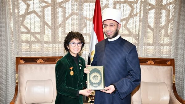 وزير الأوقاف لحظة تكريم الطفل الشاعر أدهم عبد النبي