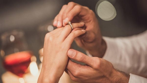 هل يجوز للخاطب الإفصاح عن مشاعره لمخطوبته؟