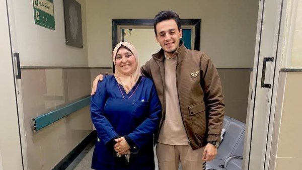 طبيب المنوفية يحقق حلم والدته بالعمل معها في مستشفى الباجور