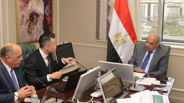 وزير الكهرباء والطاقة المتجددة مع تشن جيان
