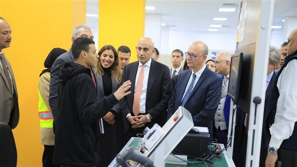 وزير التعليم ونظيره الإيطالي يتفقدان مصنع إسكرا أمكو 