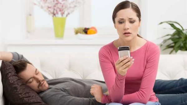هل يجوز للزوج التجسس على هاتف زوجته