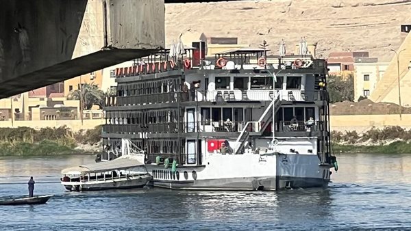 شحوط باخرة سياحية في نهر النيل