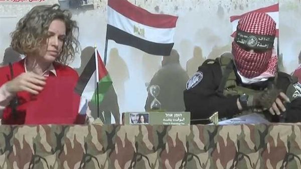 فيديو تسليم الأسرى الإسرائيليين.. علم مصر على المنصة 