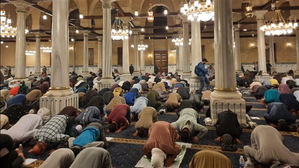 هل أجر صلاة التراويح في البيت أفضل من المسجد للنساء