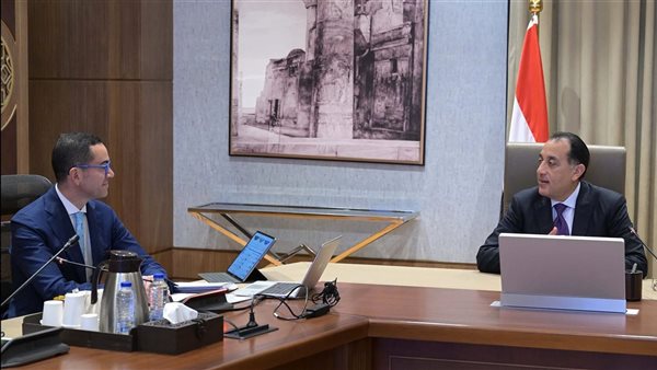 رئيس الوزراء مع وزير الاستثمار 