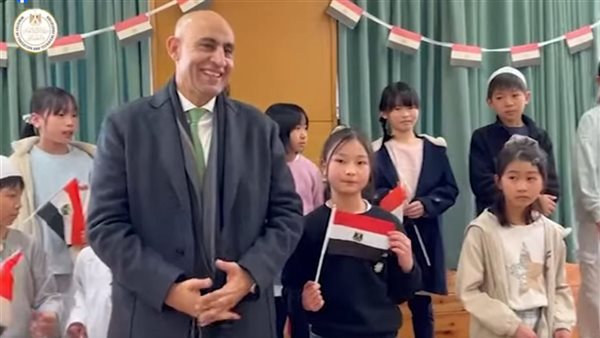 طلاب مدرسة مدينة تاما اليابانية يستقبلون وزير التعليم 