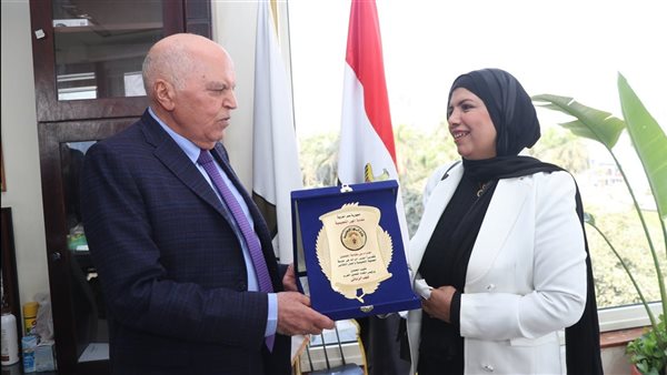 تكريم معلمة بتر إصبعها أثناء تصديها لمحاولة غش 