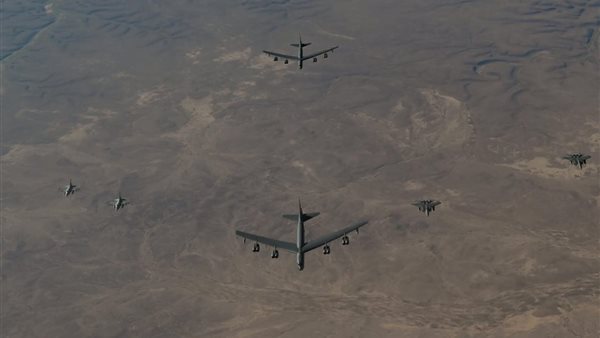 سر تحليق قاذفات بي-52 الأمريكية فوق 9 دول بالشرق الأوسط 