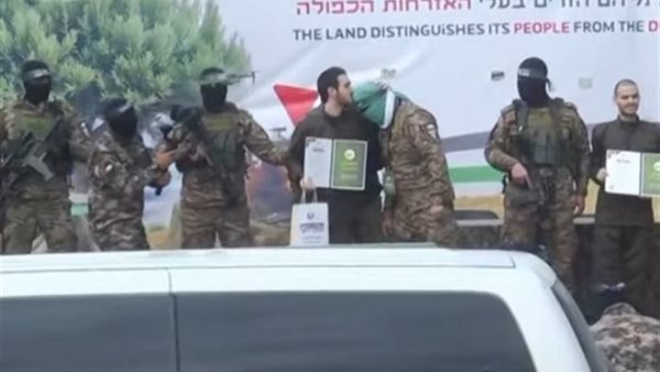 تقبيل الجندي الإسرائيلي لعناصر كتائب القسام 