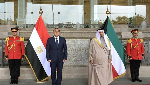 رئيس الوزراء يصل للكويت لـ تعزيز التعاون الثنائي