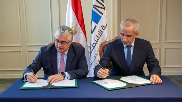 اقتصادية قناة السويس توقع مشروع الملابس الجاهزة بالقنطرة