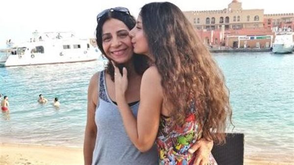 ياسمين رحمي تعلق على إصابة والدتها بسبب التصوير