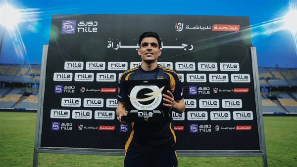 بن شرقي مع جائزة رجل المباراة 