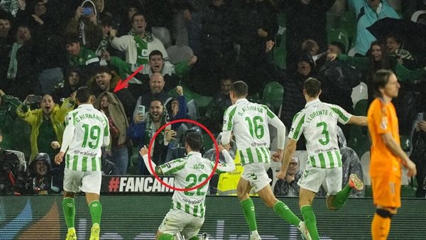 إيسكو يقبل زوجته احتفالا بهدفه في مرمى ريال مدريد.. فيديو