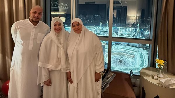 منى فاروق تؤدي مناسك عمرة رمضان برفقة أسرتها (صور) 